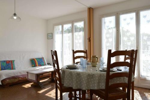 - une salle à manger avec une table, des chaises et un lit dans l'établissement Appartement 2 pièces 5 couchages ARGELES SUR MER AR630-023, à Argelès-sur-Mer
