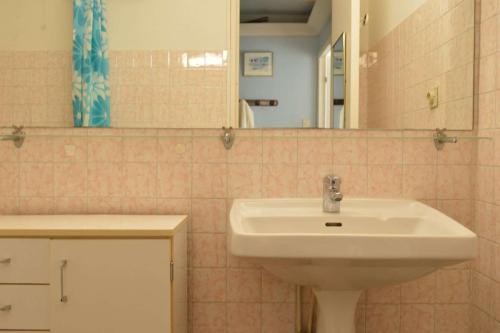une salle de bain avec un lavabo et un miroir dans l'établissement Appartement 2 pièces 5 couchages ARGELES SUR MER AR630-023, à Argelès-sur-Mer