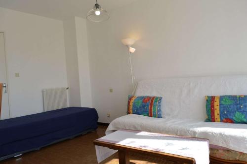 un salon avec un canapé blanc et une table dans l'établissement Appartement 2 pièces 5 couchages ARGELES SUR MER AR630-023, à Argelès-sur-Mer