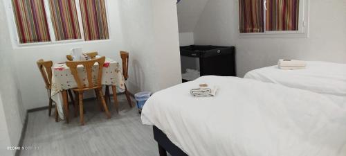 Ένα ή περισσότερα κρεβάτια σε δωμάτιο στο Garabit Hotel