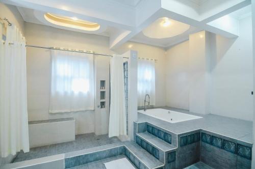 Ein Badezimmer in der Unterkunft Villa Jhoana Resort