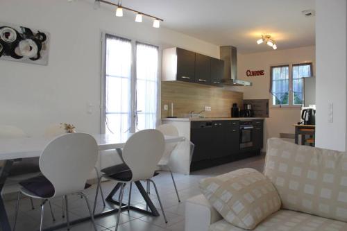Kuchyň nebo kuchyňský kout v ubytování Maison 4 pièces 6 couchages Saint Georges d'Oléron SGO000-094
