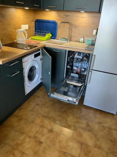 un lave-vaisselle ouvert dans une cuisine avec évier dans l'établissement 34300 le cap d’Agde, au Cap d'Agde