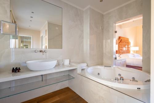 Bilik mandi di San Firenze Suites & Spa