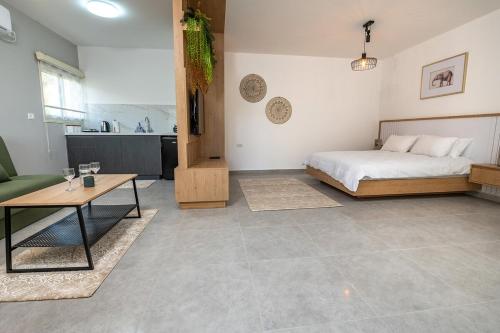 Giường trong phòng chung tại סוויטות חיאת - סוויטות מהממות עם בריכה משותפת מחוממת ומקורה מול נוף מהמם