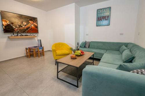 Khu vực ghế ngồi tại סוויטות חיאת - סוויטות מהממות עם בריכה משותפת מחוממת ומקורה מול נוף מהמם