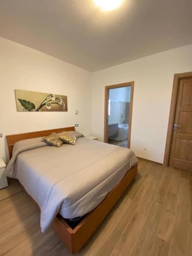 a bedroom with a large bed in a room at La Maison du Coq in Passatore