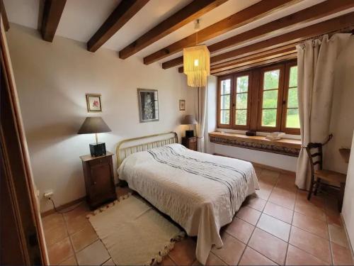 une chambre avec un lit et une fenêtre dans l'établissement Maison spacieuse à Saint-Pierre-de-Côle avec piscine privée, à Saint-Pierre-de-Côle