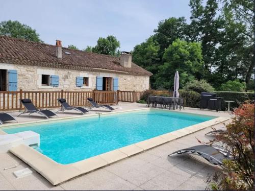 une piscine devant une maison dans l'établissement Maison spacieuse à Saint-Pierre-de-Côle avec piscine privée, à Saint-Pierre-de-Côle