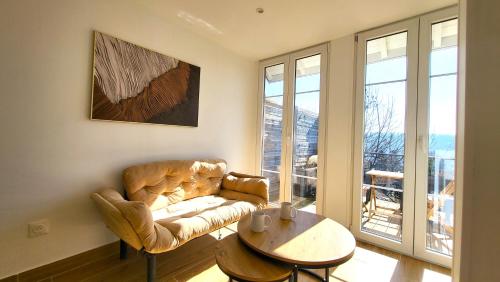 a living room with a couch and a table at Le Bellevue - Beaux appartements avec vue splendide in Palaiseau