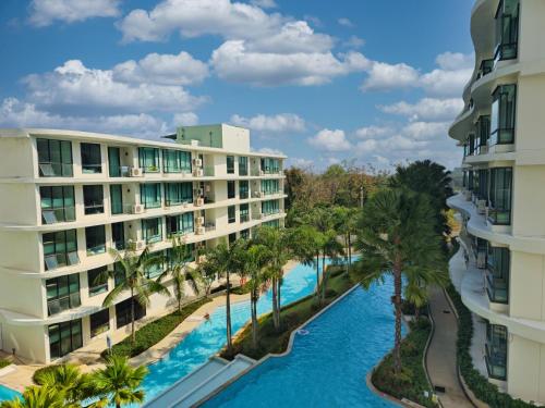 ラワイビーチにあるNew stylish studio in La Vita 5のプールの景色を望むバルコニーが備わります。