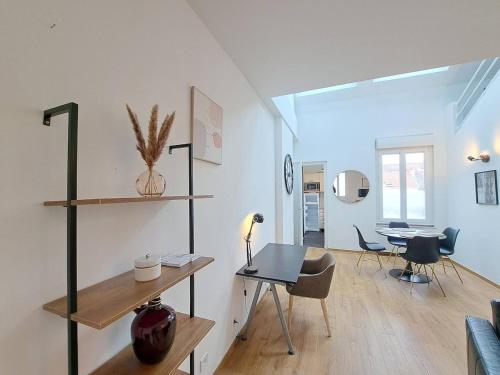 un salon avec une table et une salle à manger dans l'établissement Montevideo - Appartement Lumineux, à Reims