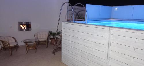 City Apartment with heated rooftop Pool