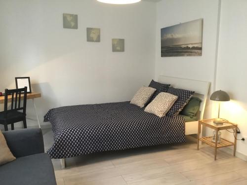 une chambre avec un lit et une chaise dans l'établissement Joli studio, à Lyon