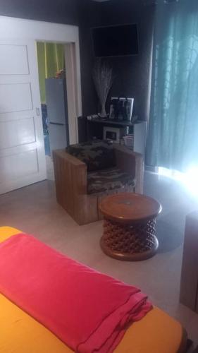 a living room with a couch and a table at Keur youngar2 in Gandigal