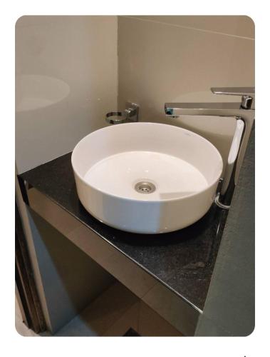 a white sink on a counter in a bathroom at Apartamento en el Centro in Santa Cruz de la Sierra