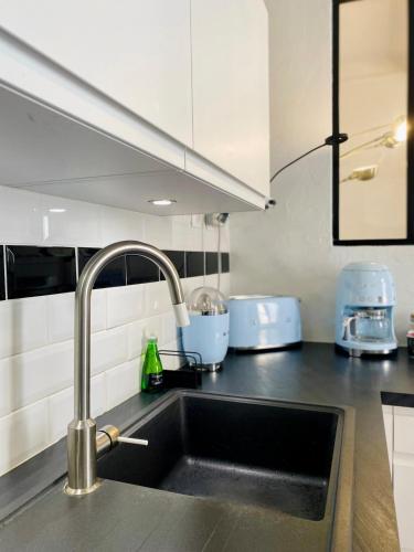 une cuisine avec un évier et un plan de travail dans l'établissement 'Vieux Port' 102 m2 Standing, Clim, Garage, à Sète