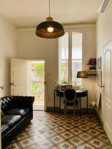 un salon avec un canapé et une table dans l'établissement 'Vieux Port' 102 m2 Standing, Clim, Garage, à Sète