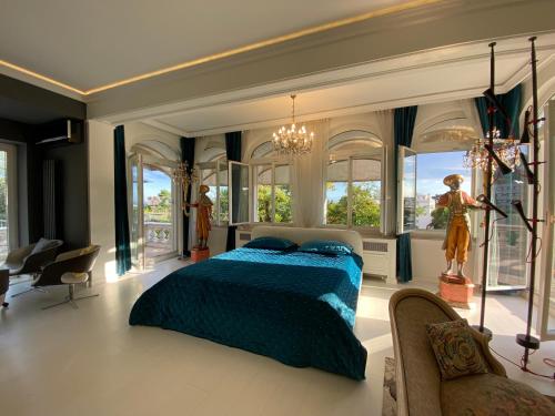 - une chambre avec un lit, des fenêtres et un lustre dans l'établissement Villa avec piscine, Nice Centre, à Nice