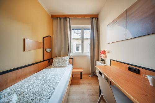 Postel nebo postele na pokoji v ubytování Vienna West Business Inn