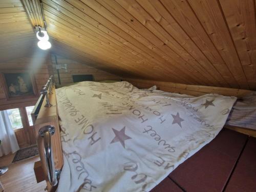 Ένα ή περισσότερα κρεβάτια σε δωμάτιο στο Kleines Chalet im Vorfläming