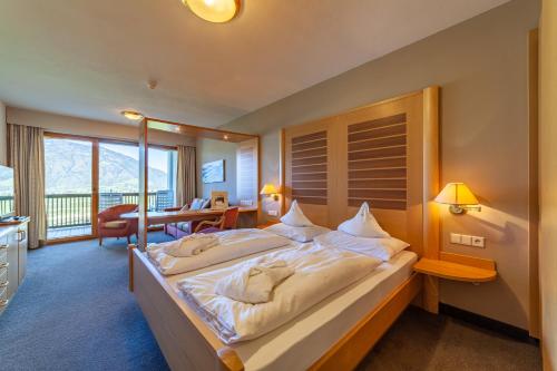 Postel nebo postele na pokoji v ubytování Hotel Tyrol