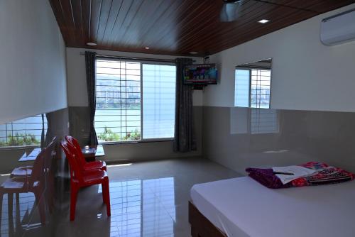 Ένα ή περισσότερα κρεβάτια σε δωμάτιο στο Lake View Lodge, Pune