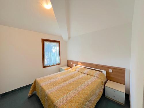 Villa Milly في لينانو سابيادورو: غرفة نوم بها سرير ونافذة