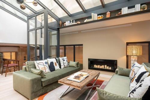 un salon avec deux canapés et une table dans l'établissement Haut Marais - My Skydome in Paris, à Paris