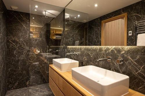 une salle de bain avec un lavabo et un miroir dans l'établissement Haut Marais - My Skydome in Paris, à Paris