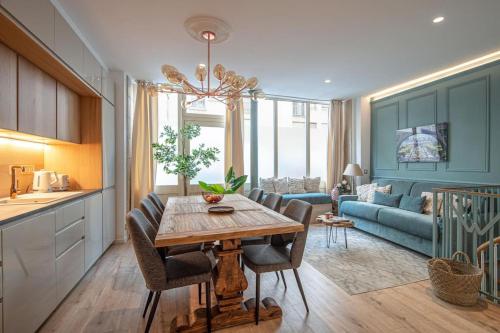 eine Küche und ein Wohnzimmer mit Tisch und Stühlen in der Unterkunft My Cottage in Paris in Paris