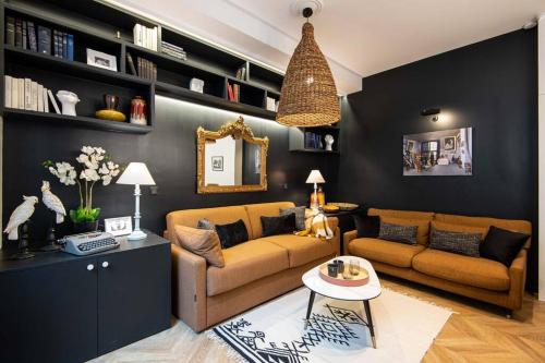 un salon avec un canapé et une table dans l'établissement La librairie parisienne-Convention, Porte de Versailles, à Paris