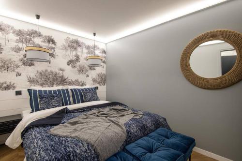 une chambre avec un lit et un miroir dans l'établissement La librairie parisienne-Convention, Porte de Versailles, à Paris