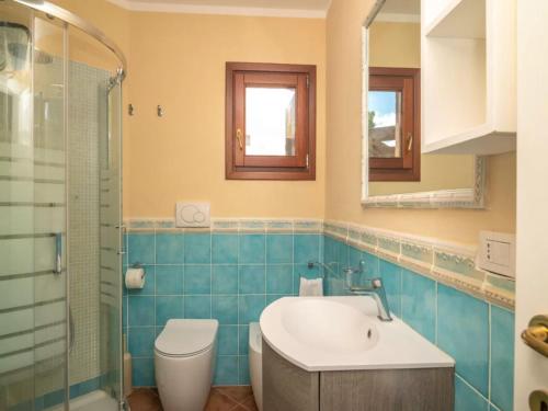 Un baño con lavabo, inodoro y ducha. en True paradise with a splendid panoramic terrace, en Porto Rotondo