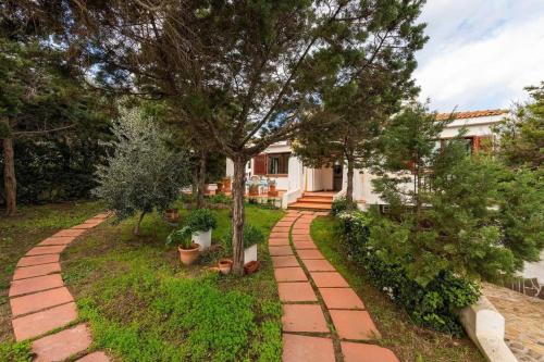 Κήπος έξω από το Amazing detached villa for 8 guests near Stintino