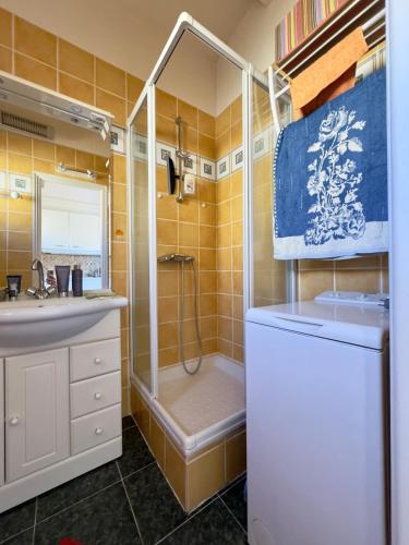 Salle de bains dans l'établissement Original -5pers- Histoire de clés