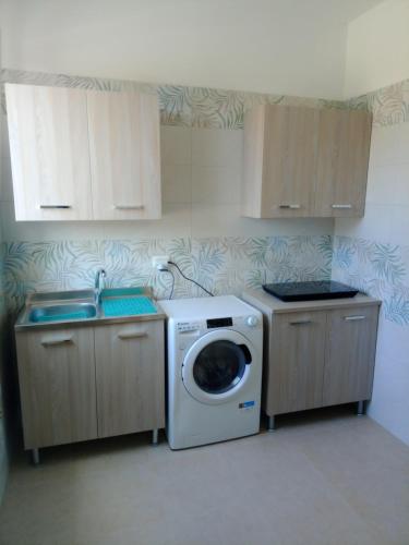a kitchen with a washing machine and a sink at Newfaro2 in Taranto