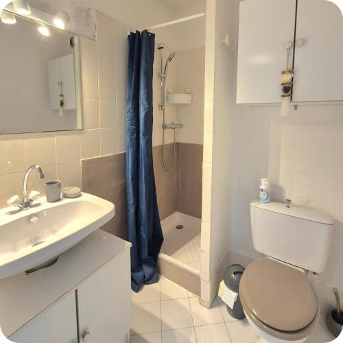 une salle de bain avec toilettes, lavabo et douche dans l'établissement T2 Terrasse - Garage - Vélos - A 3 minutes des plages, à La Grande Motte
