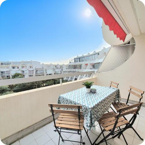 un balcon avec une table et des chaises sur un balcon dans l'établissement T2 Terrasse - Garage - Vélos - A 3 minutes des plages, à La Grande Motte