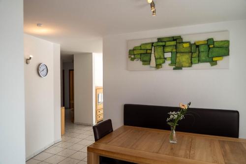 a dining room with a table and a vase of flowers at Hotel & Restaurant Zum Reussenstein in Böblingen