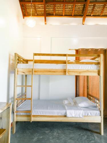 a bunk bed room with two bunk beds at Villa De Mikaël in General Luna