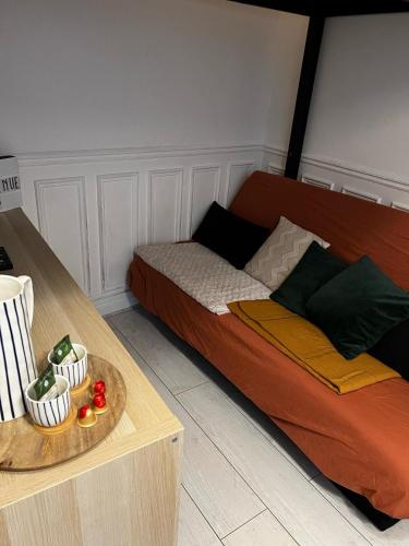 - une chambre avec un lit et une table avec un plateau/bouilloire dans l'établissement Studio cosy proche Père-Lachaise, à Paris