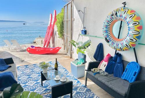 Posedenie v ubytovaní Luxury Seaside Villa with a classic Mediterranean Olive Garden, a fully equipped Professional Kitchen, Pool, Sauna, Padle Boards and Canoe - Miolin Beach House