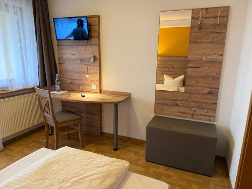 Μια τηλεόραση ή/και κέντρο ψυχαγωγίας στο Hotel Traube Lossburg