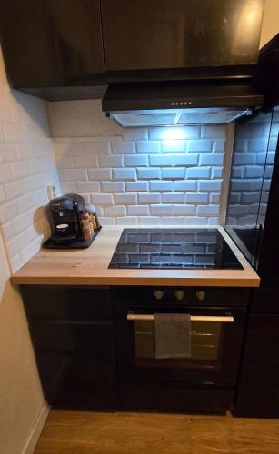 Il comprend une cuisine équipée d'un four et de plaques de cuisson. dans l'établissement 3 Bedroom House - Disneyland Paris, à Magny-le-Hongre