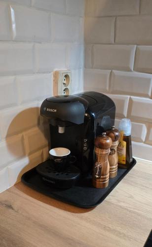 - une cafetière sur un plateau dans l'établissement 3 Bedroom House - Disneyland Paris, à Magny-le-Hongre