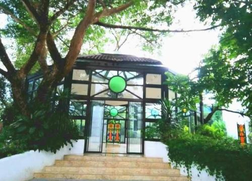 Taman di luar JnF Suites Tagaytay
