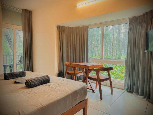 Postel nebo postele na pokoji v ubytování Forestscape Resort Munnar