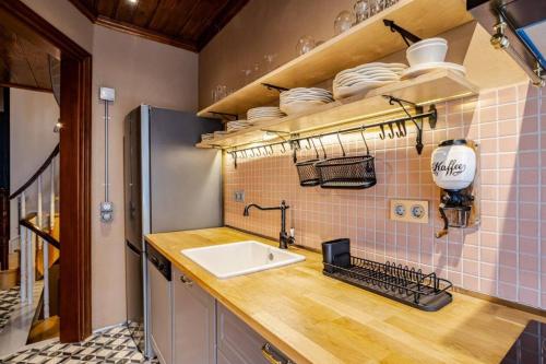 Kuchyň nebo kuchyňský kout v ubytování Stunning New Balat Water Front Pad! #383