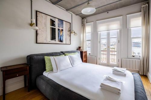 Postel nebo postele na pokoji v ubytování Stunning New Balat Water Front Pad! #383